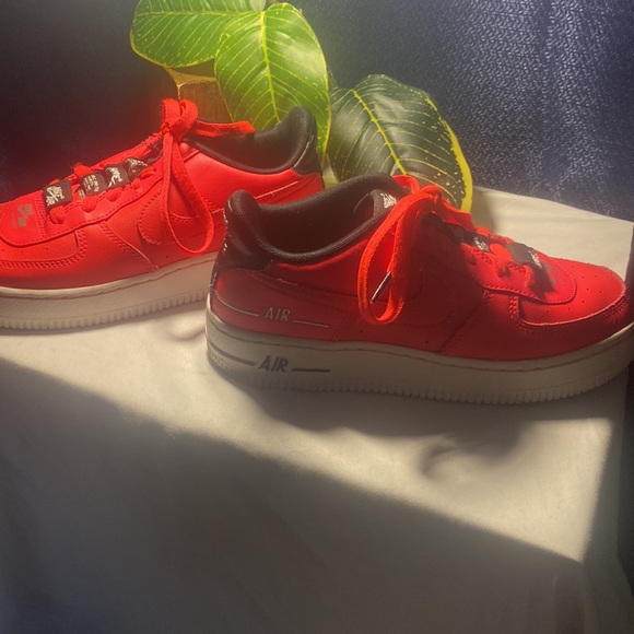Sold Nike Air Force 1 LV8 3 CJ4092-600 size 4Y Red unisex like new condition - Picture 6 of 12
